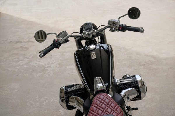 P90488258_highRes_bmw-r-18-100-years-1